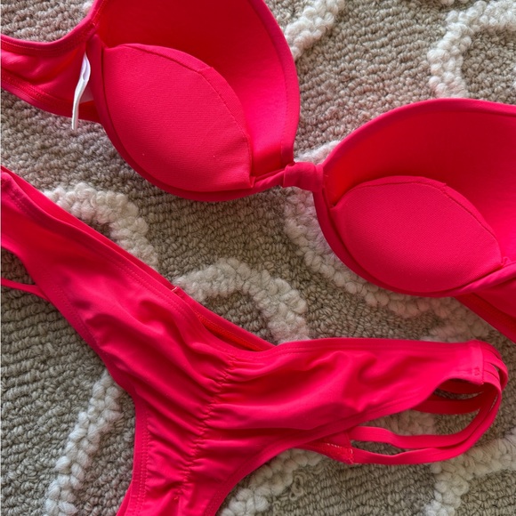 Bikini - Picture 3 of 4